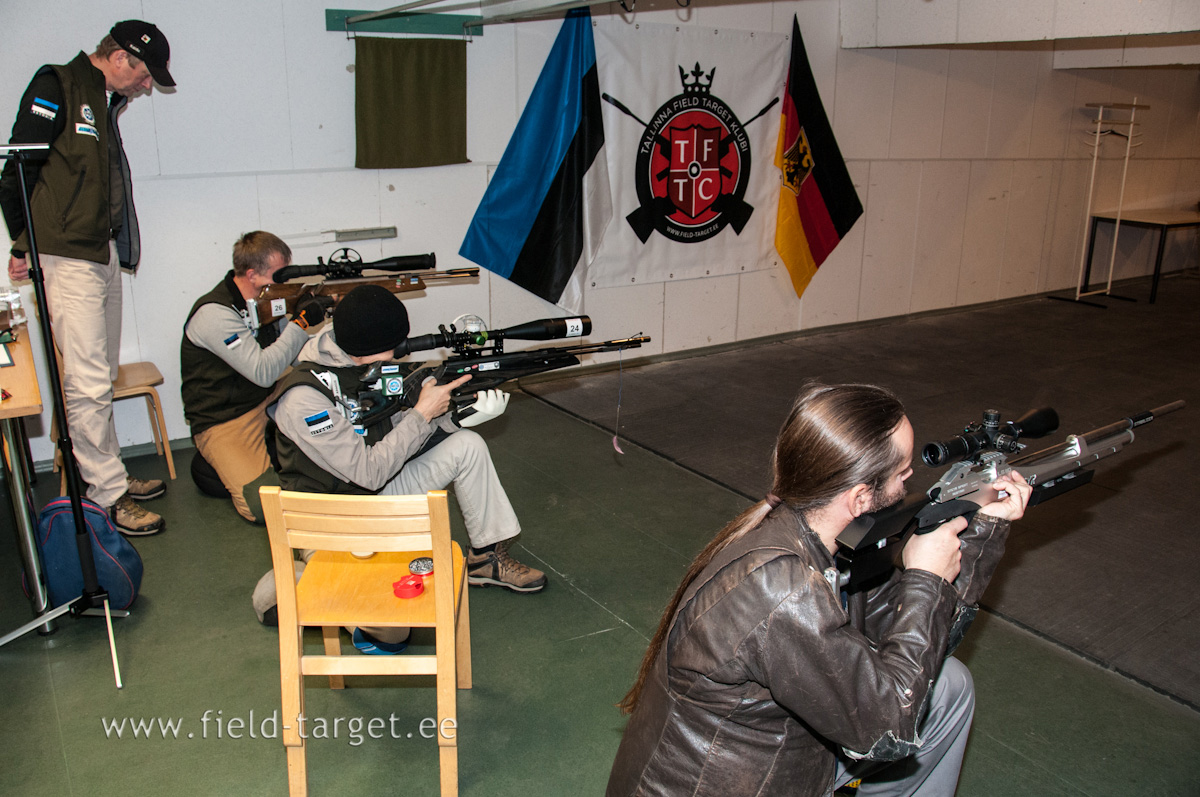 Kohtunik kontrollib laskeasendeid